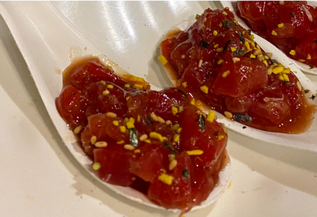 Tartar de Atún Oro Macerado: Sabor en una Cuchara Tartar de Atún oro macerado, preparado tras un ronqueo de atún, servido en una cuchara como un delicioso bocado.