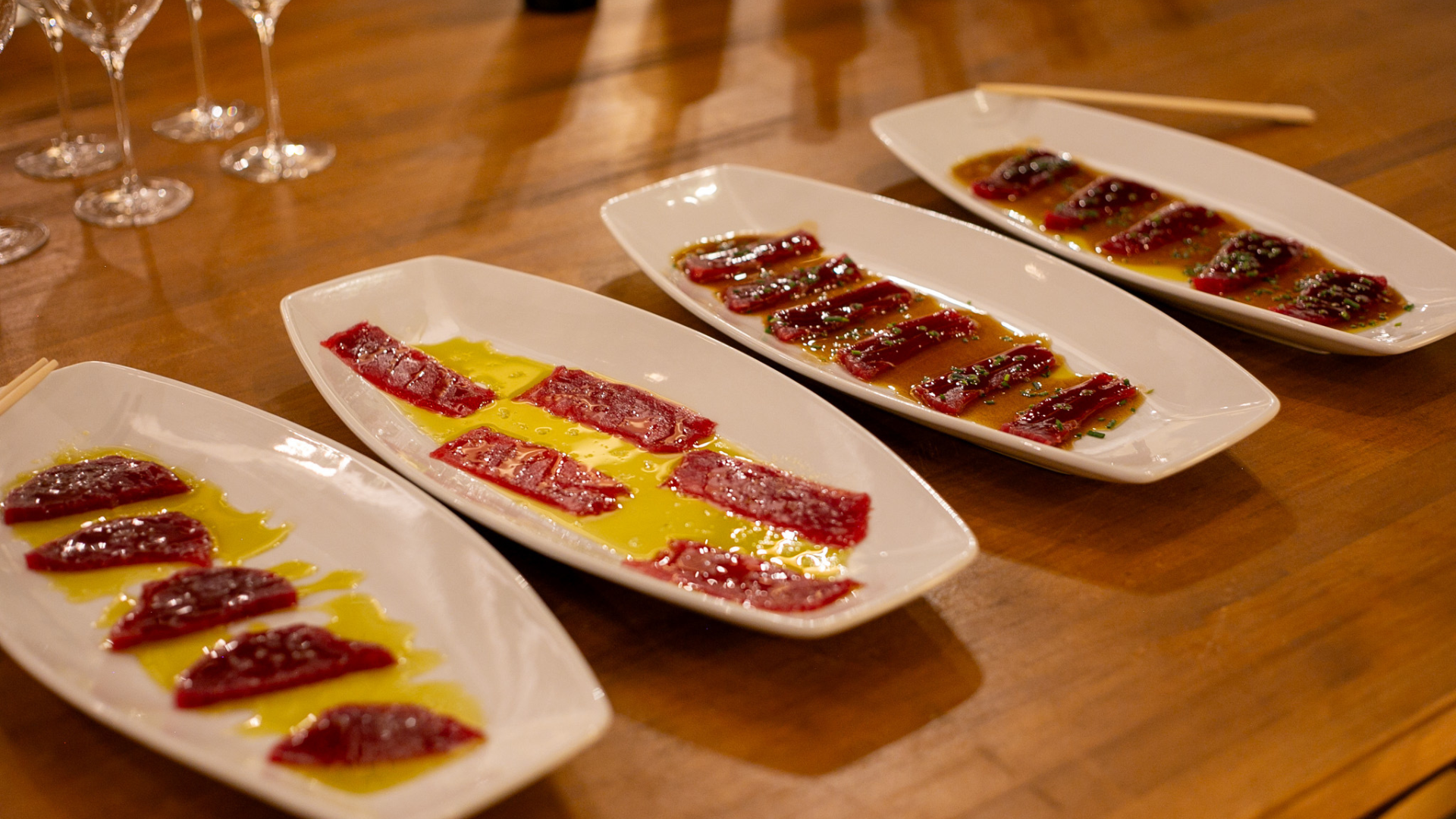 Sashimi de Atún oro, Tunoro y Tasca, servidos sobre una mesa elegantemente preparada, perfectos para disfrutar después de un show de ronqueo de atún.