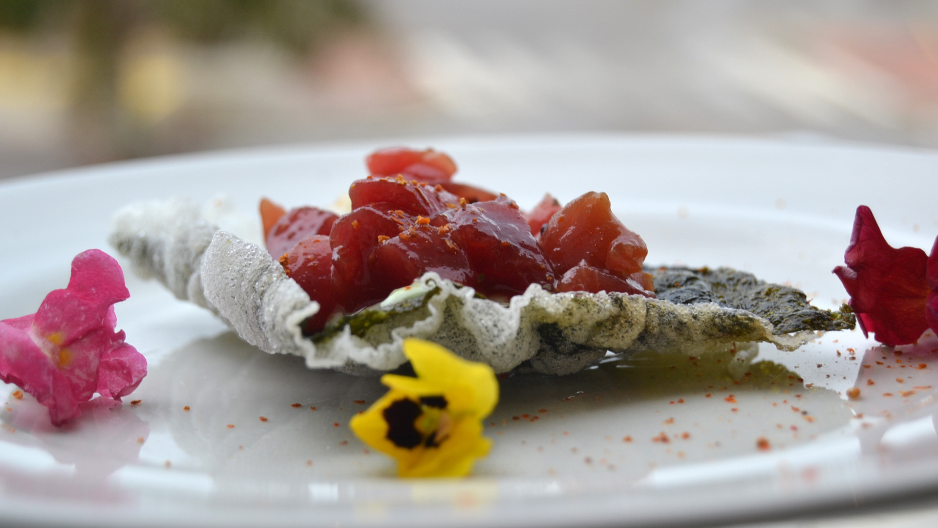 Plato Coral con alga nori, ali-oli de wakame y tartar de Atún Oro sobre papel de arroz, perfectamente presentado para una experiencia gourmet tras el ronqueo de atún.