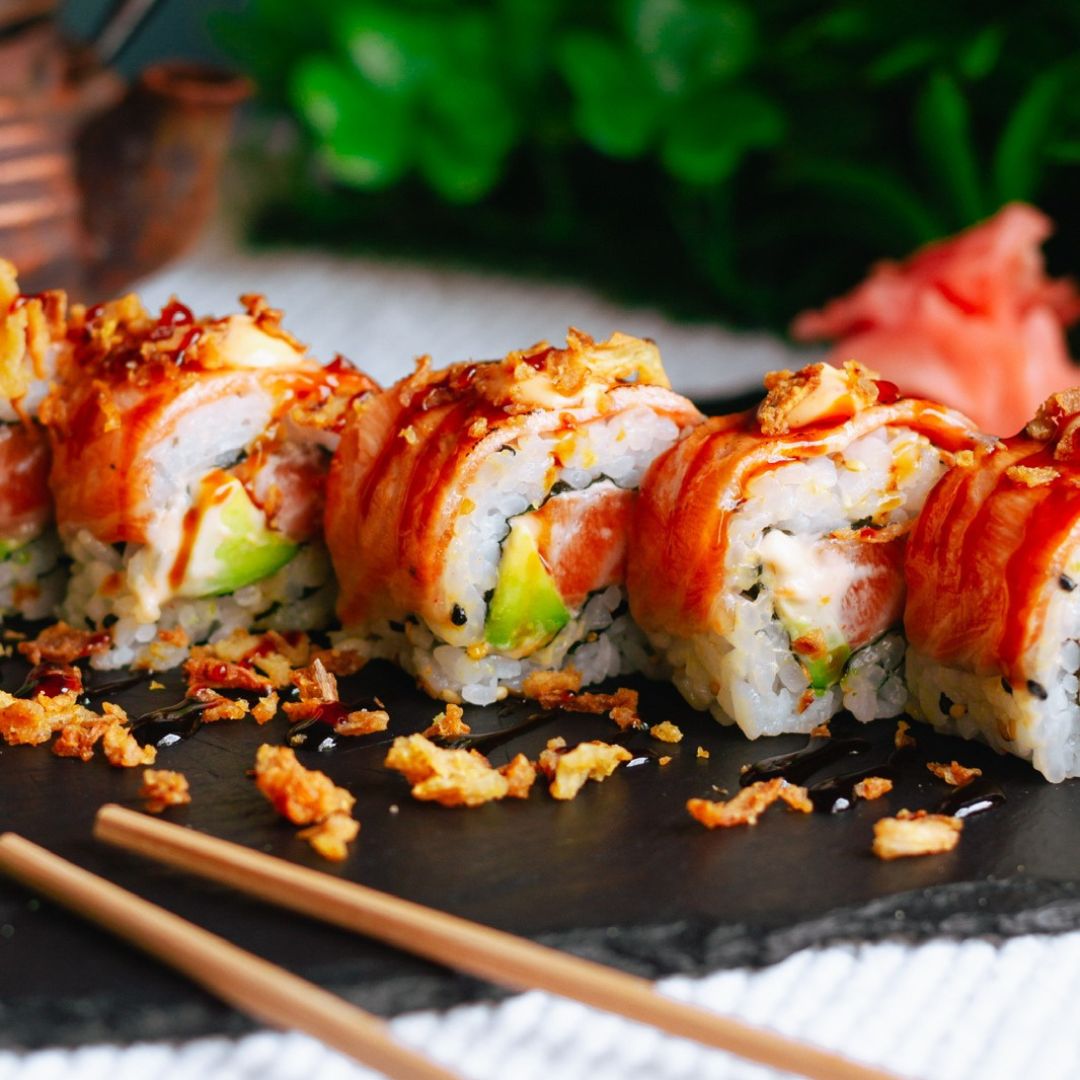 Salmón fresco sobre arroz japonés, decorado con crujiente de cebolla y presentado en un estilo refinado.