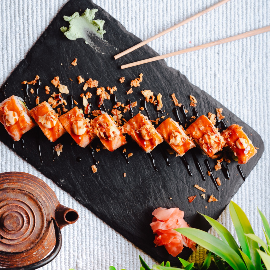 Sake Aburi: trozos de salmón ligeramente flameados, acompañados de salsa especial y decorados con hierbas frescas.