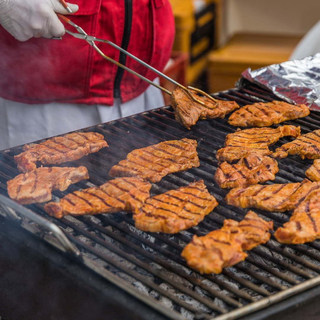 Carnes gourmet a la brasa, con cortes de alta calidad, cocinadas para resaltar su sabor auténtico en Marbella Chefs.