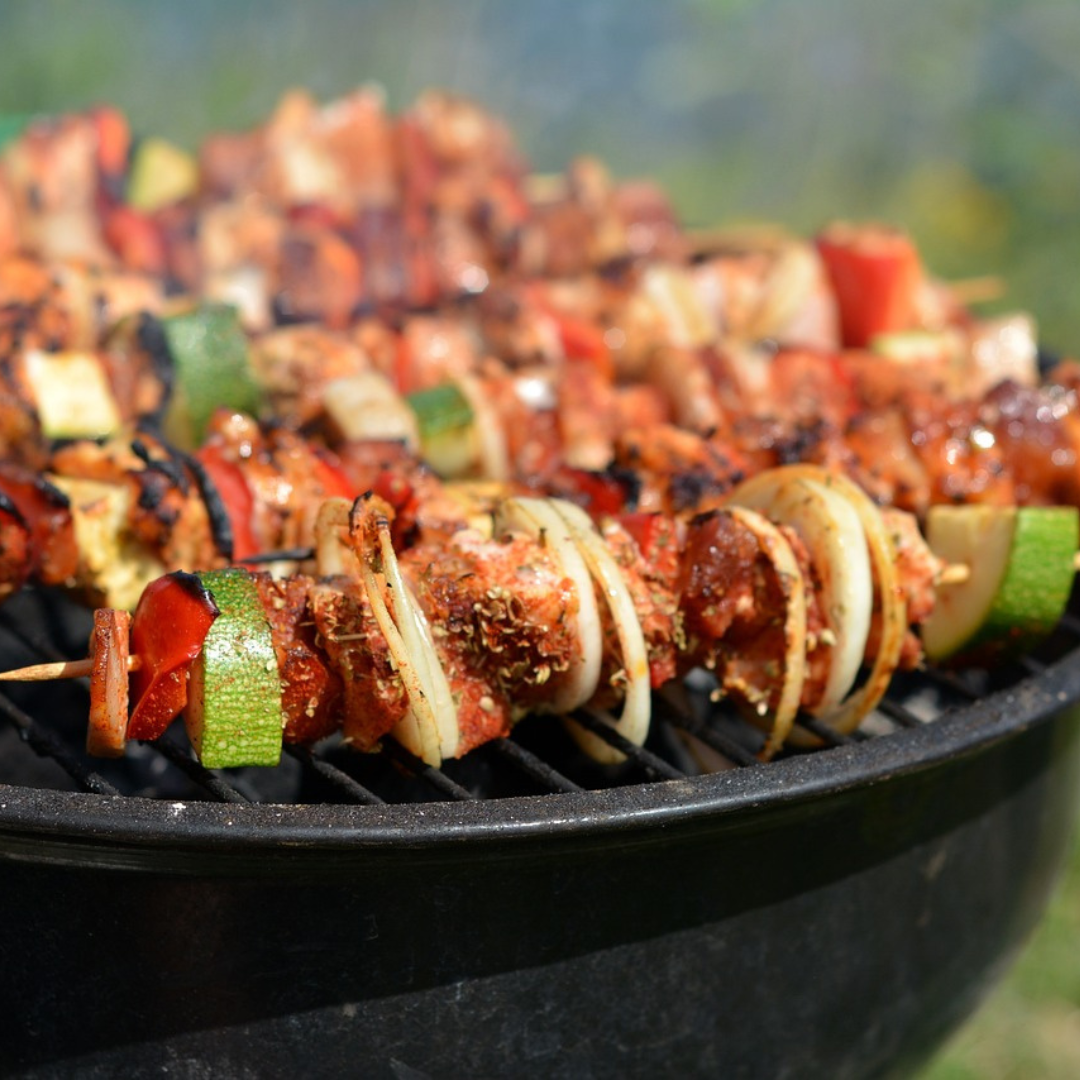 Pinchos morunos de carne marinada a la parrilla, cocinados a la perfección y listos para disfrutar en Marbella Chefs.