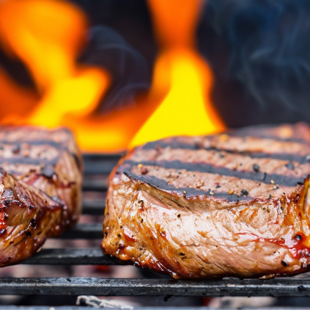 Filetes de buey a la brasa, cocinados al punto perfecto para una experiencia gourmet en Marbella Chefs.