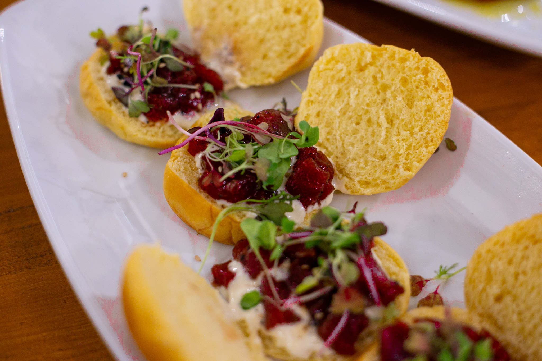 Tartar de Atún sobre Pan Brioche: Delicioso y Sofisticado Tartar de Atún sobre pan brioche, servido tras un ronqueo de atún, en un bocado delicioso y suave.