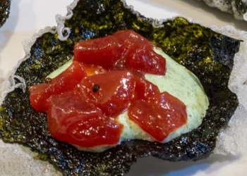 Coral de Alga Nori, Tartar de Atún Oro y Ali-Oli de Wakame Coral de alga nori, ali-oli de wakame y tartar de Atún oro sobre papel de arroz, preparado con atún de alta calidad tras un show de ronqueo de atún.