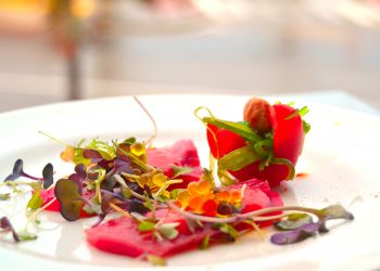 Sashimi de Atún Oro con Emulsión de Tomate Raff y Perlas de AOVE Sashimi de Atún oro con emulsión de tomate raff, perlas de AOVE y brotes frescos, preparado con atún de alta calidad tras un ronqueo de atún.