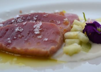 Lingote de Atún Oro con Ajoblanco de Pepino y Manzana Lingote de Atún Oro acompañado de ajoblanco de pepino y manzana, preparado tras un show de ronqueo de atún, un plato sofisticado y refrescante.