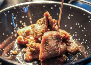 Chicharrón de Ventresca de Atún: Crujiente y Exquisito Chicharrón de ventresca de atún, crujiente y delicioso, servido como aperitivo en un evento exclusivo.