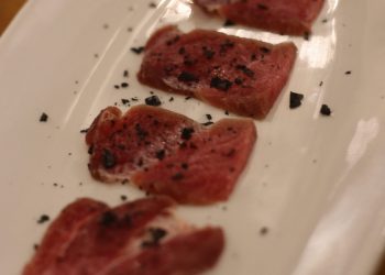 Ventresca de Atún Ahumado con Sal Negra: Un Placer Gourmet Ventresca de atún ahumado con sal negra, una combinación deliciosa de sabores intensos.