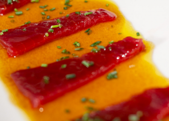 Sashimi de Atún Oro con Salsa Tasca y Cebollino Fresco Sashimi de Atún oro con salsa tasca y cebollino fresco, una fusión perfecta de frescura y sabor.