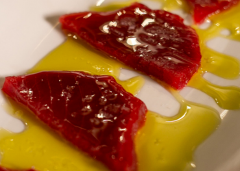 Sashimi de Atún Oro con AOVE Arbequina y Sal Maldon Sashimi de Atún oro con aceite de oliva arbequina y sal Maldon, un plato de sabores delicados y sofisticados.