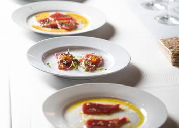 Pincho de Atún Especiado: Sabores Únicos en un Bocado Pincho de atún especiado, servido tras un show de ronqueo de atún, una deliciosa y vibrante opción.