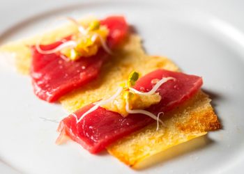 Sashimi de Atún Oro sobre Tosta de Pan Sardo con Confitura de Cebolla Sashimi de Atún oro sobre tosta de pan sardo y confitura de cebolla, preparado tras un ronqueo de atún, una combinación deliciosa.